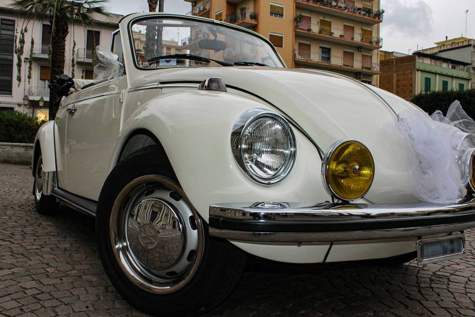 Maggiolone cabriolet bianco con un fiocco di tulle bianco sul muso